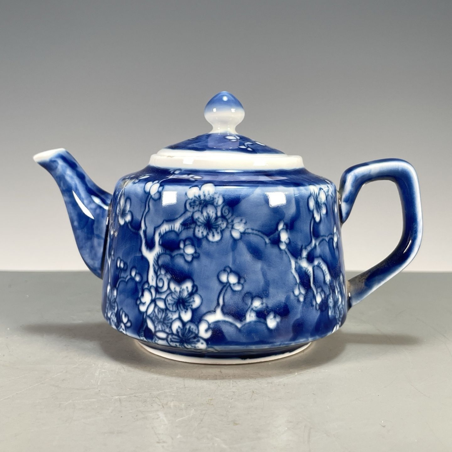 Vintage Collectible Pottery - 手描きの青白の平らな磁器ティーポット、梅の花模様、中国のヴィンテージ茶器、コレクション装飾品