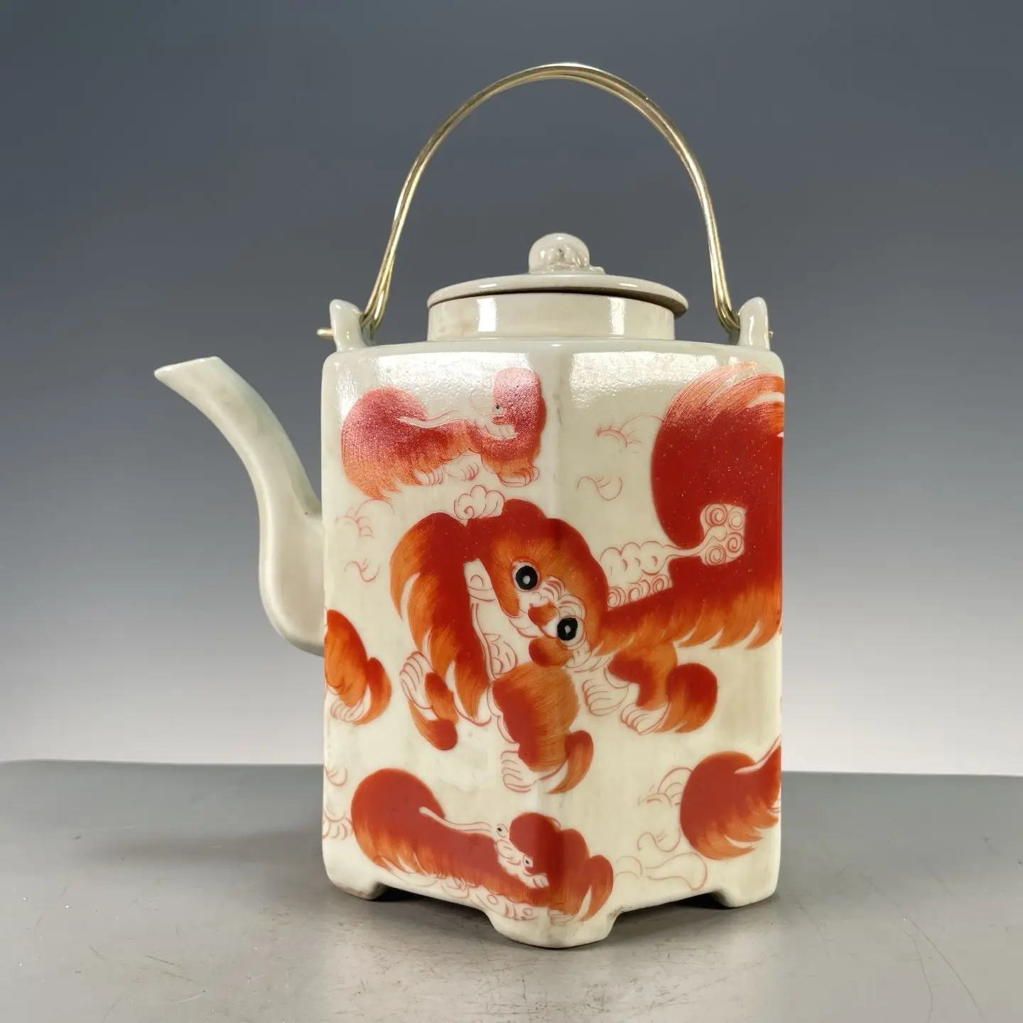 Vintage Collectible Pottery - ヴィンテージ六角形ベイリフティーポット手描き鉄製赤い太士シャオバオライオンモチーフ磁器コレクターズアイテムティールーム装飾品