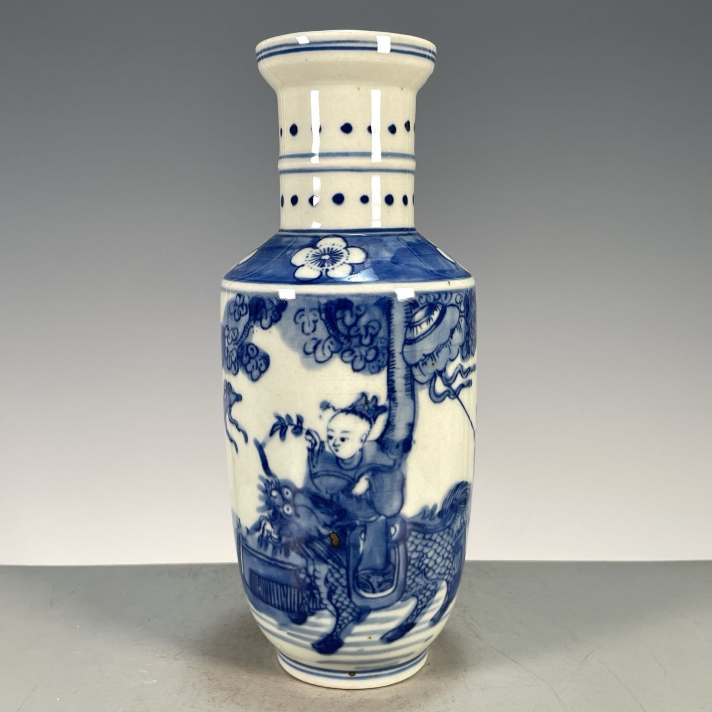 Vintage Collectible Pottery - 青と白の磁器ルール花瓶手描きキリン子供を運ぶ模様ヴィンテージセラミックコレクタブル装飾クラフトギフト