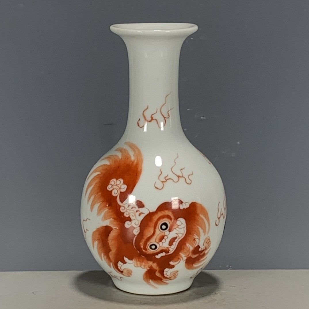 Vintage Collectible Pottery - ヴィンテージ中国武彩鉄製赤磁器花瓶、神徳堂マーク、手描き太師沙寶獅子モチーフ、コレクターズアイテム装飾品