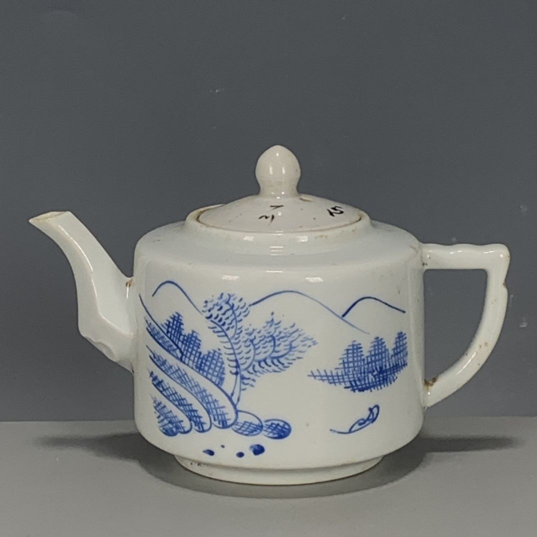 Vintage Collectible Pottery - 手描きの青白磁のティーポット、中国風の風景模様、ヴィンテージ陶磁器、コレクターズアイテム、装飾品