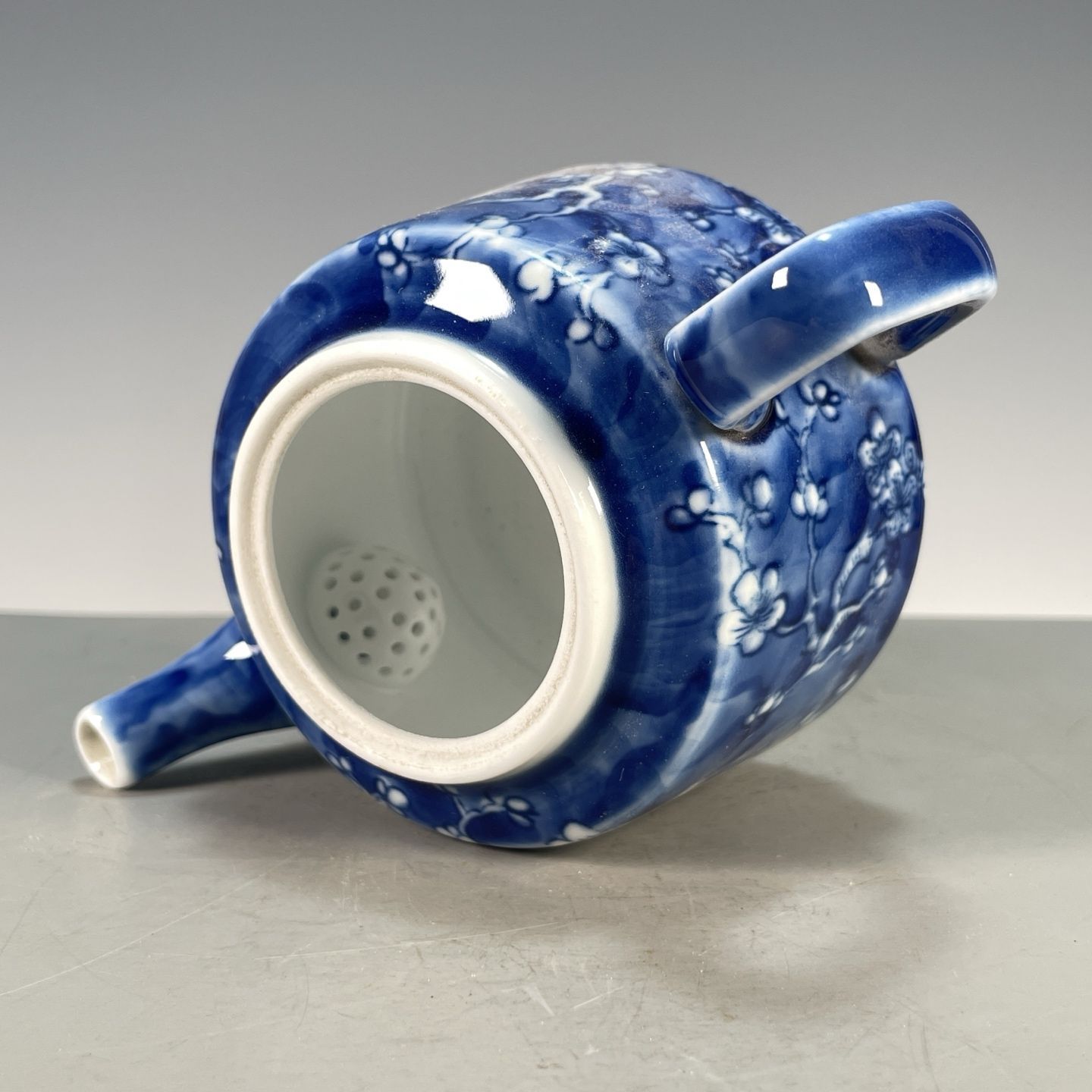 手描きの青白の平らな磁器ティーポット、梅の花模様、中国のヴィ - Vintage Collectible Pottery のレビューと価格