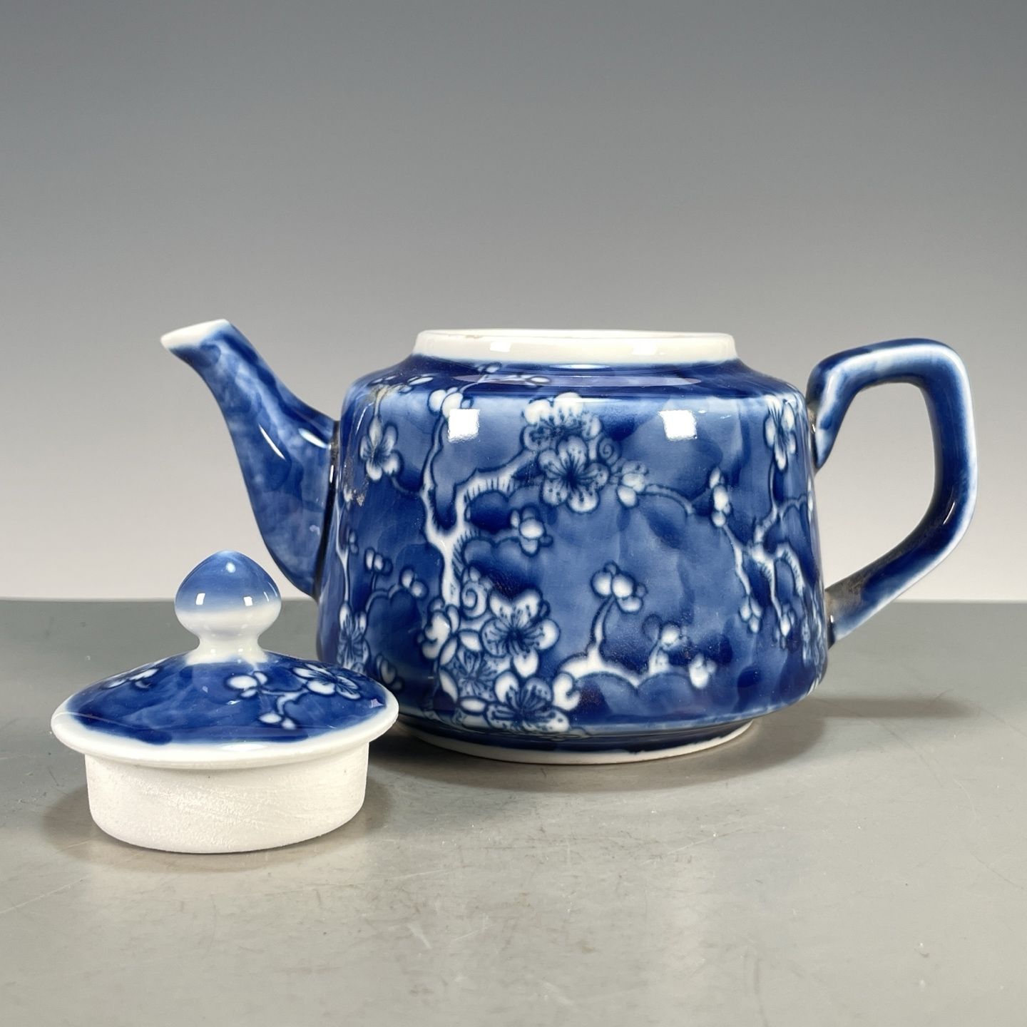 手描きの青白の平らな磁器ティーポット、梅の花模様、中国のヴィ - Vintage Collectible Pottery のレビューと価格