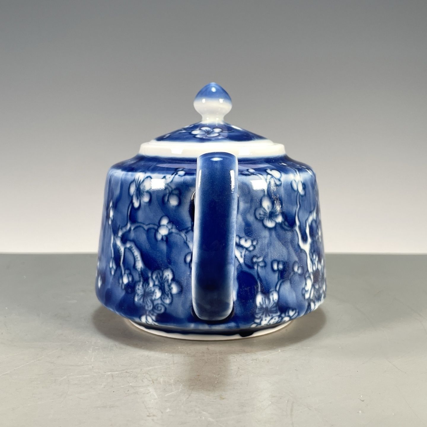 手描きの青白の平らな磁器ティーポット、梅の花模様、中国のヴィ - Vintage Collectible Pottery のレビューと価格