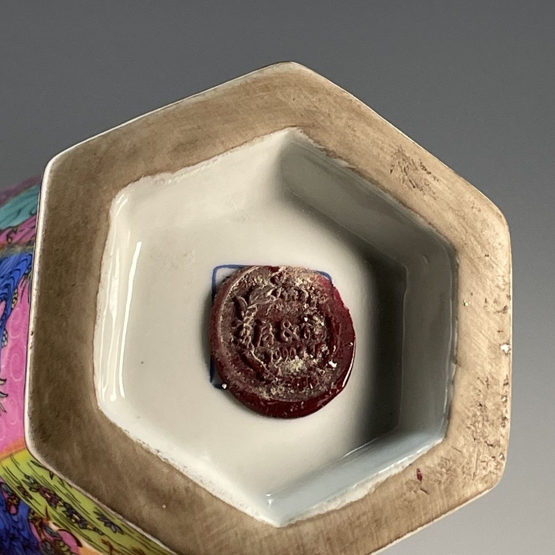 六角形の腰がくびれた磁器花瓶、清朝のエナメルピンク釉薬、窓模 - Vintage Collectible Pottery のレビューと価格
