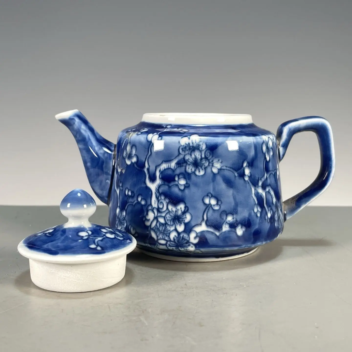 手描きの青白の平らな磁器ティーポット、梅の花模様、中国のヴィ - Vintage Collectible Pottery のレビューと価格